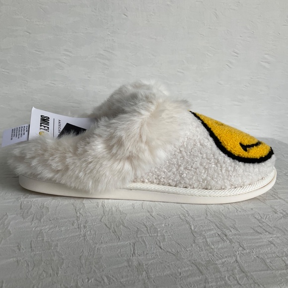 American Eagle Smiley®️ Scuff Slippers Happy Face Faux Fur Women’s Small… - Picture 3 of 12
